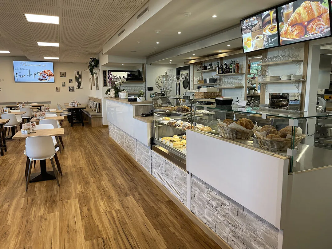 Il banco di Fior di pane con le vetrine di brioches e i cestini di gipfel